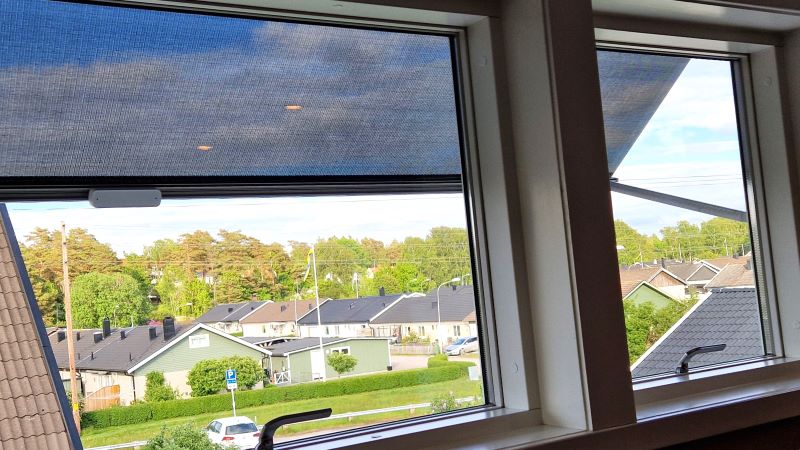 SG skaksensor monterad på frontskenan på en fönstermarkis
