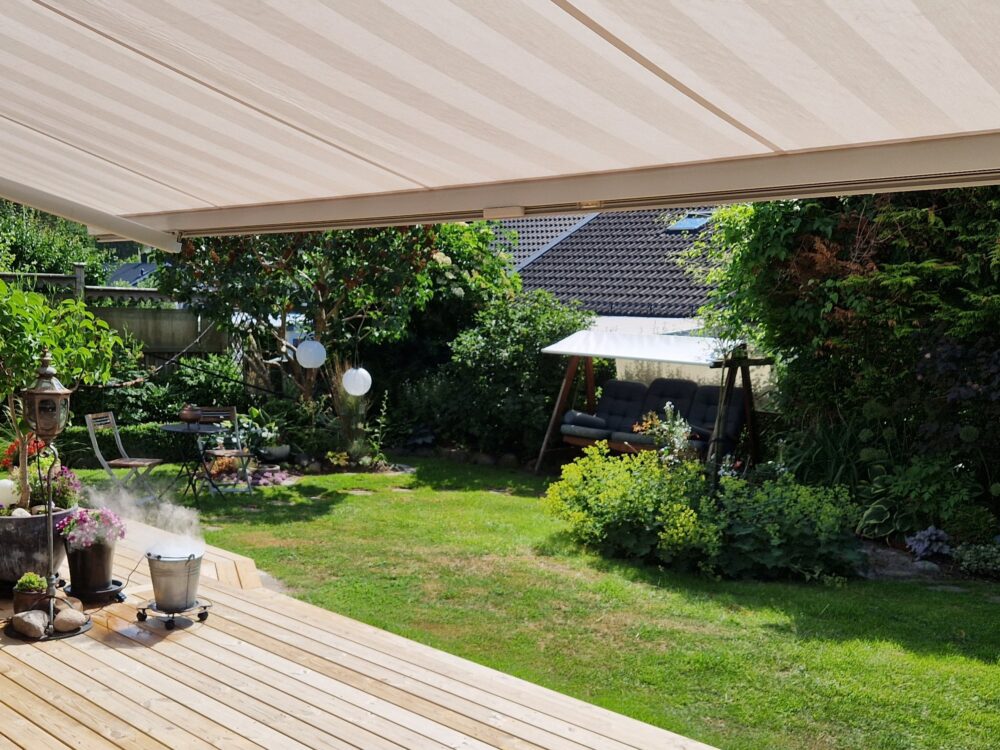Terrassmarkis med Radiomotor samt Skaksensor på frontskenan. Vit markisväv.