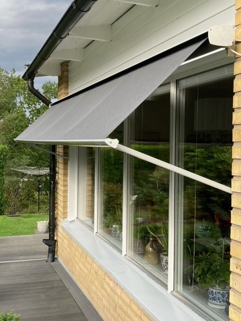 Fönstermarkis, bredd 470cm x armutfall 80cm med SG kabelmotor. Ljusgrå lack, ej kappa. Sandatex markisväv nr: 107/515