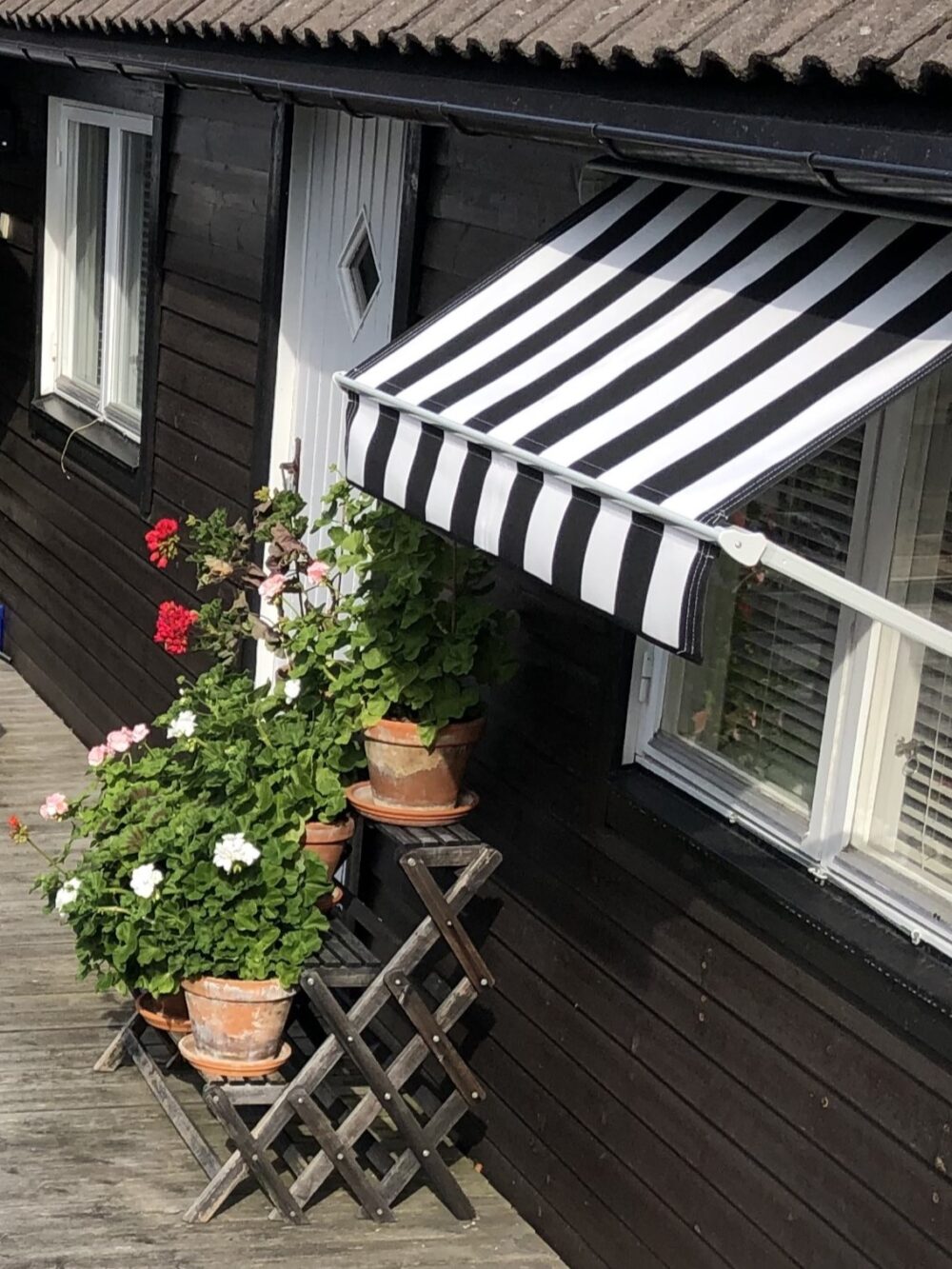Fönstermarkis med ljusgrå profillack, Sandatex markisväv nr. 790, rak kappa