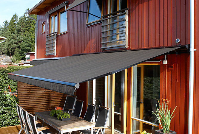 Inspirationsbild från Sandatex. Terrassmarkis samt fönstermarkiser med radiomotor med mörk Sandatex markisväv