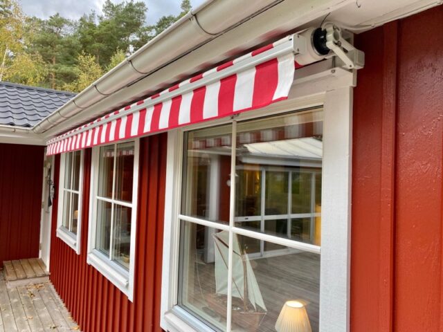 Terrassmarkis med radiomotor inkl. fjärrkontroll, ljusgrå profillack. Sandatex markisväv nr 35, rak kappa