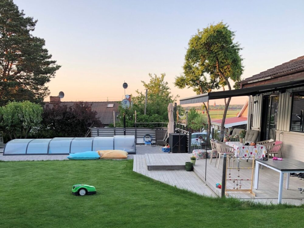 Terrassmarkis Sunflex, bredd 600cm x utfall 360cm, inkl SG Radiomotor med fjärrkontroll. Svart lack, samt långa vindstag, Sandatex markisväv nr. 107, rak kappa