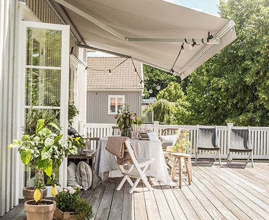 Billige markiser og terrassemarkiser med motor og tilbud i Danmark. Se vores udvalg af elektriske markiser med motor til din terrasse og få et tilbud i dag.