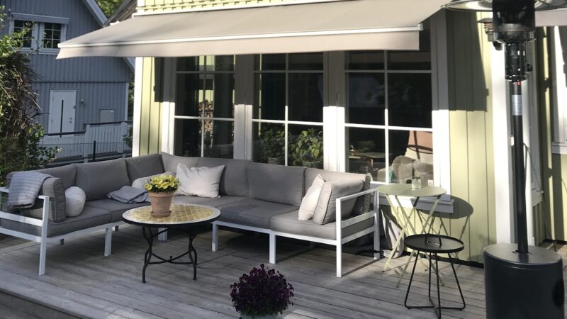 Terrassmarkis i ljusgrå semikassett, bredd 440cm x 310cm utfall, inkl Somfy radiomotor, duk Sandatex markisväv nr. 407-926, rak kappa,